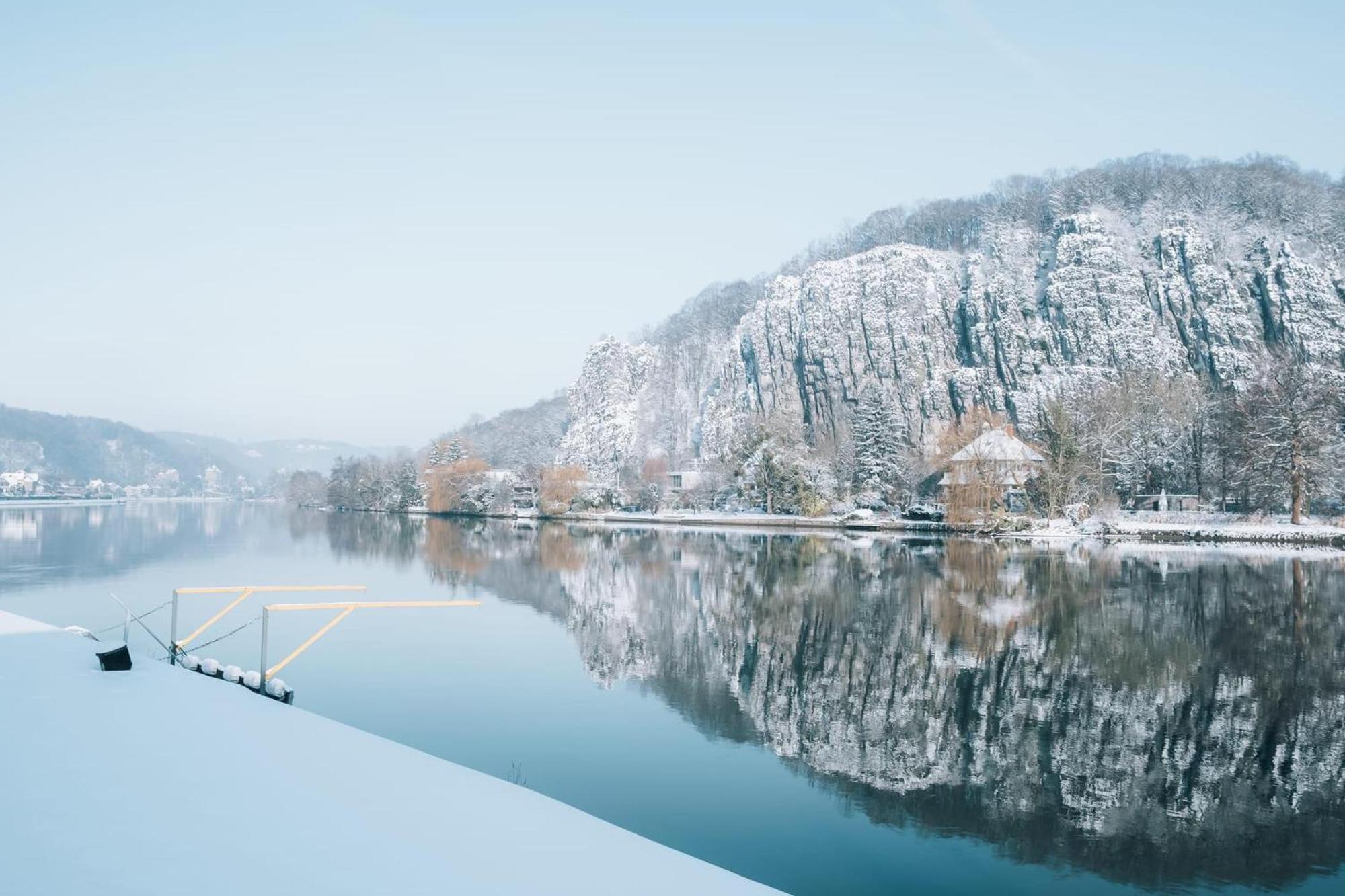 Villa Pieds Dans L'Eau Private Wellness Bordure De Meuse Lustin Exterior foto