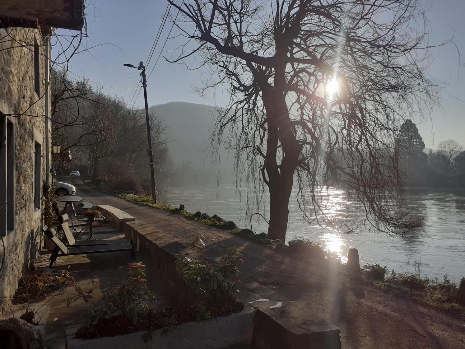 Villa Pieds Dans L'Eau Private Wellness Bordure De Meuse Lustin Exterior foto