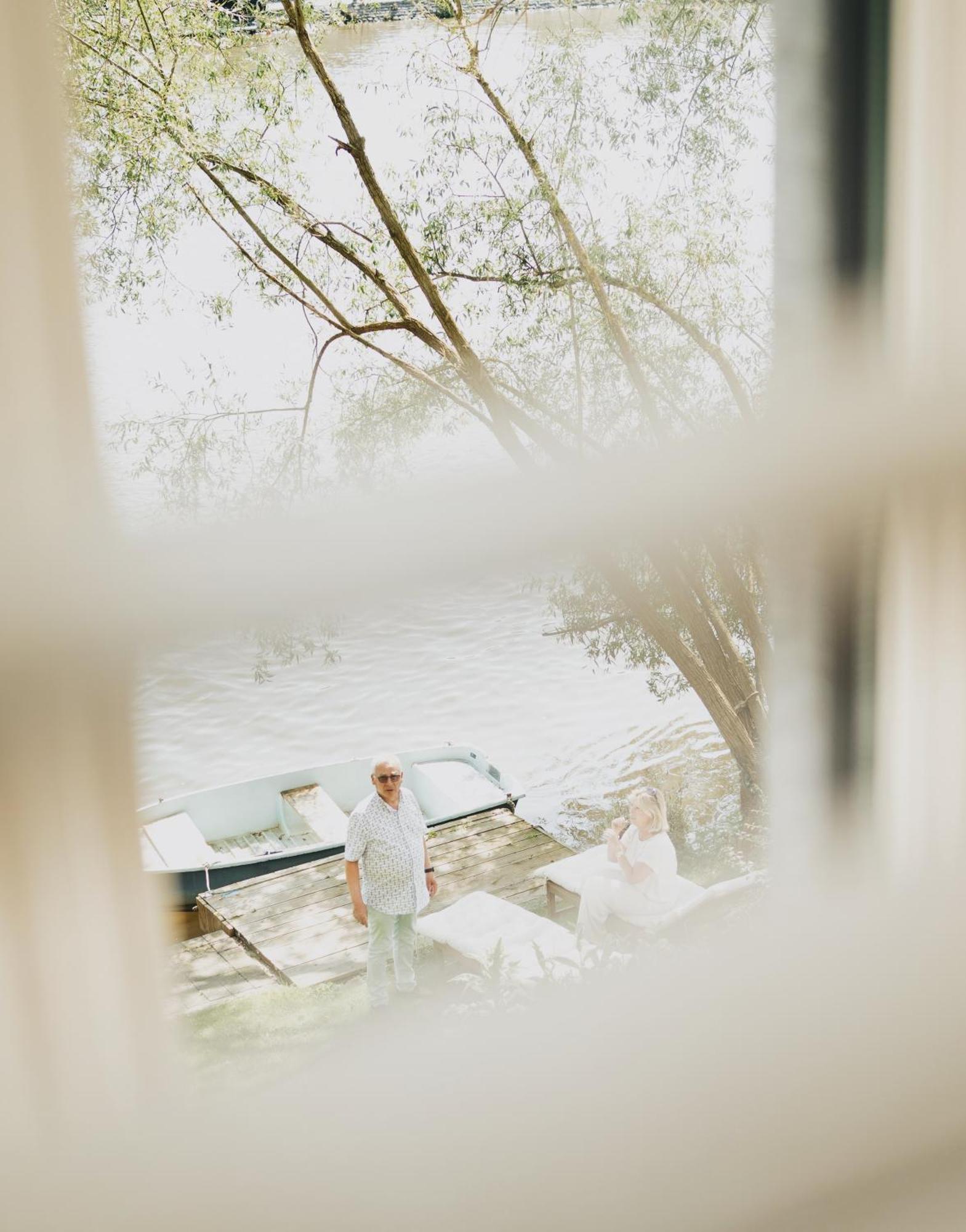 Villa Pieds Dans L'Eau Private Wellness Bordure De Meuse Lustin Exterior foto